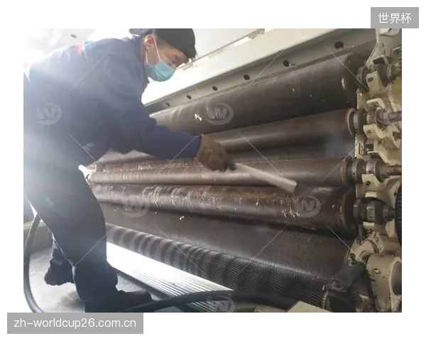 通过DIN磨耗测试,Mondo跑道金刚砂表面的颗粒剥离率质检标准为每平方米少于10颗,展现了其在微观粘合技术上的领先 通过DIN磨耗测试,Mondo跑道金刚砂表面的颗粒剥离率质检标准为每平方米少于10颗,展现了其在微观粘合技术上的领先